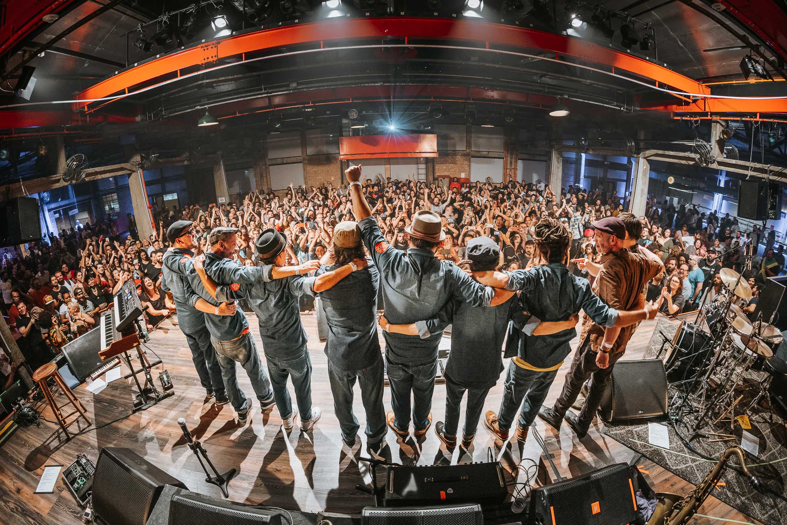 Buena Onda agradece ao público em show no Sesc Pompéia.